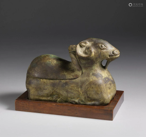 Arte Cinese A zoomorphic bronze crouched figure China,