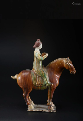 Arte Cinese A ceramic sancai glazed lady on horse in