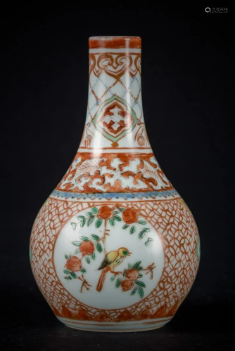 Arte Cinese A small porcelain vase painted with