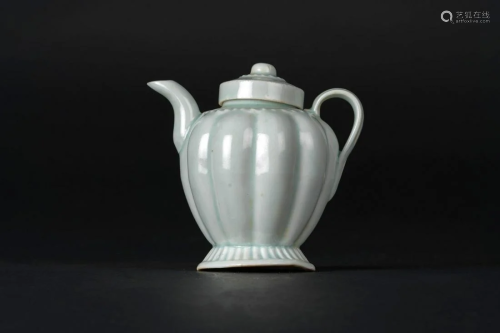 Arte Cinese A small proto porcelain Qingbai teapot and