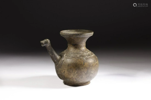 Arte Indiana A bronze water jug (lota)India, 18th