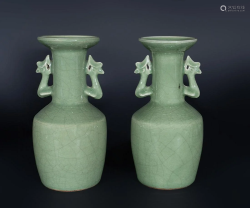 Arte Cinese A pair of celadon glazed pottery vases