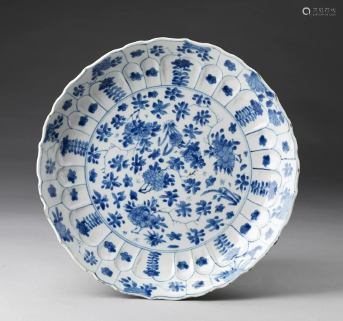 Arte Cinese A blue and white porcelain dish bearing a