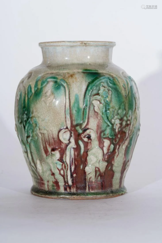 Arte Cinese A Sancai style vase moulded with floral