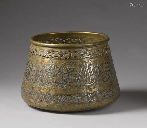 Arte Islamica A large brass Cairoware basin inlaid