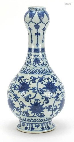 Chinese blue and white porcelain garlic head vase hand