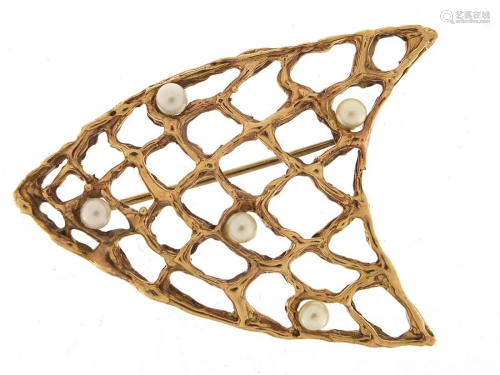 Manner of John Donald, large 9ct gold and pearl shield