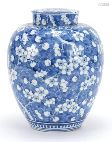 Large Chinese blue and white porcelain jar and cover