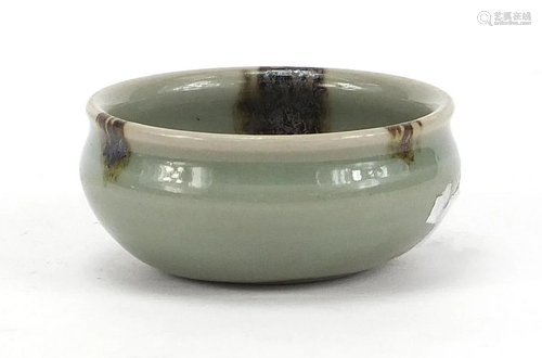 Chinese porcelain bowl having a celadon glaze, 7cm in