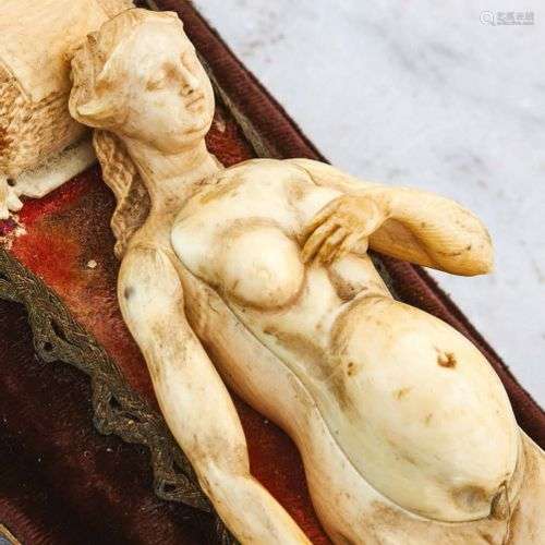 Mannequin anatomique d'une femme enceinte de jumea…
