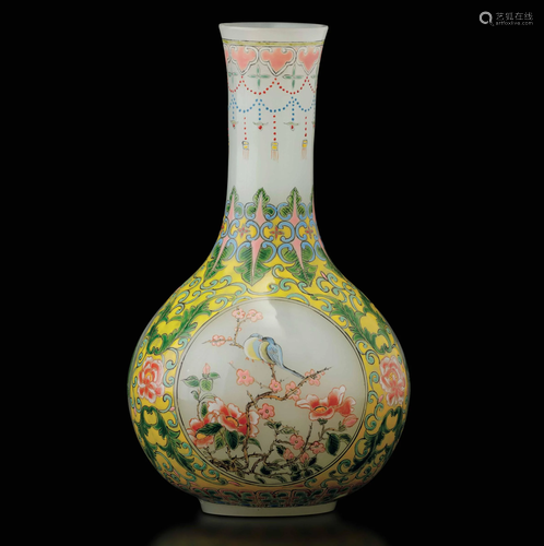 A Peking glass vase, China, Qing Dynasty