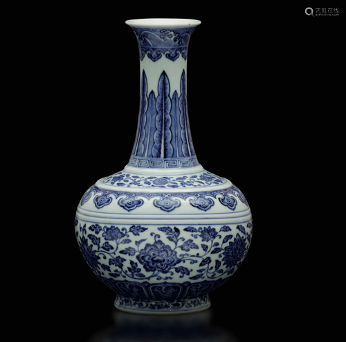 A porcelain vase, China, Qing Dynasty