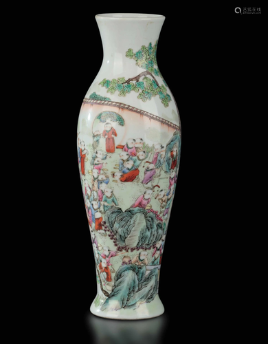 A porcelain vase, China, Republic, 1900s