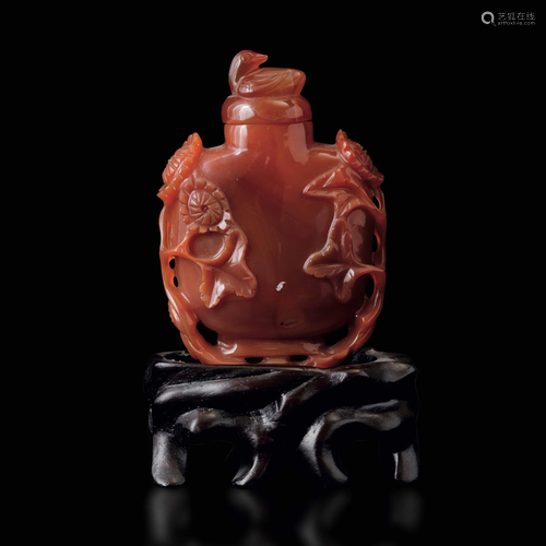 A carnelian snuff bottle, China, Qing Dynasty