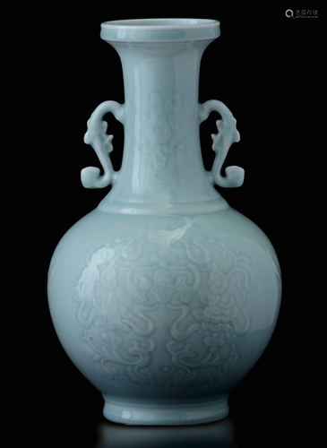 A porcelain vase, China, Republic, 1900s