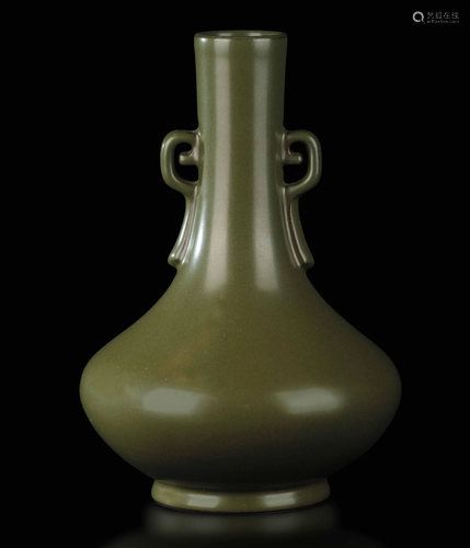 A porcelain vase, China, Qing Dynasty