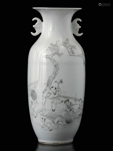 A porcelain vase, China, Qing Dynasty