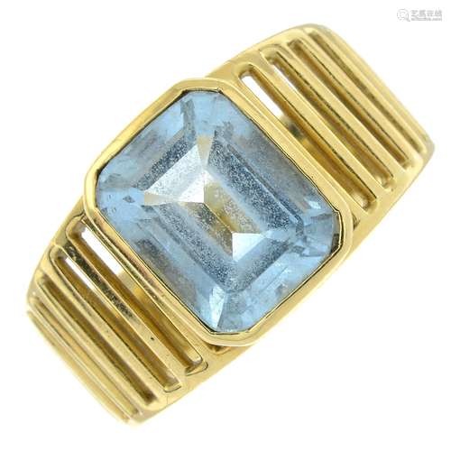 An aquamarine openwork dress ring.Aquamarine calculated weig...