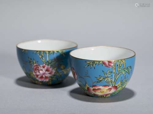 A pair of Qing Dynasty famille rose flower bowls