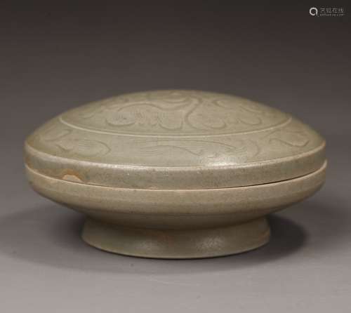 yue ware celadon flower pattern powder box, Song dynasty, ch...