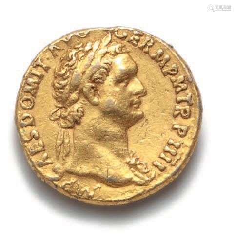 DOMITIEN (81-96)Auréus. Rome (85). 7,32 g.Son buste lauré à ...