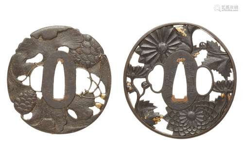 Deux tsuba. Le fer. Période Edo, 18e/19e siècle. Tous deux o...