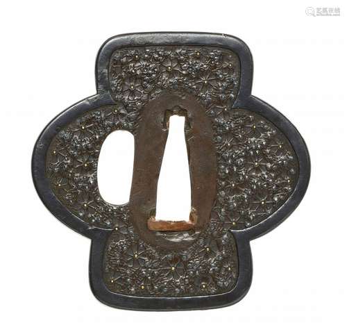 Tachi-tsuba. Yamagane (shibuichi). Travail de Kanagushi. Pér...