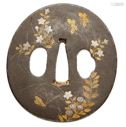 Tsuba. Le fer. Période Edo, 19e siècle. Ovale. En marqueteri...