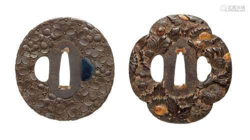 Deux tsuba. Le fer. Période Edo, fin du 18e/19e s. a) Ovale....