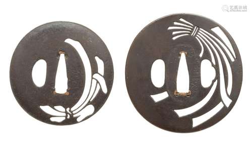 Deux tsuba. Le fer. Période Edo, XVIIIe siècle. Les deux son...