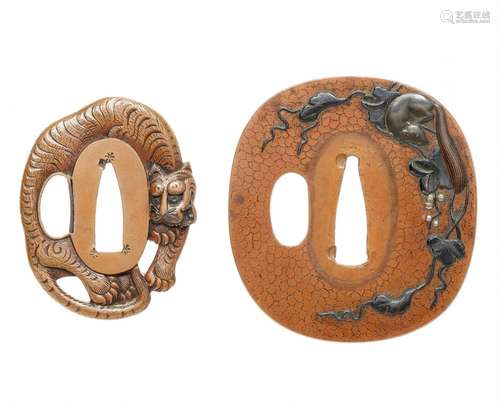 Deux tsuba. Du cuivre. Période Edo, 19e siècle. a) Tantô-tsu...