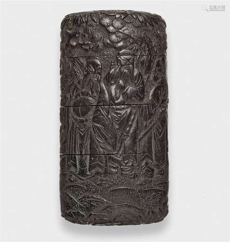 Inro. Bois noir. 19ème siècle. 4 pièces, en relief sur un cô...