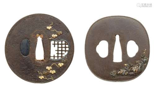 Deux tsuba. Le fer. Période Edo, 19e siècle. a) Ronde. Dans ...