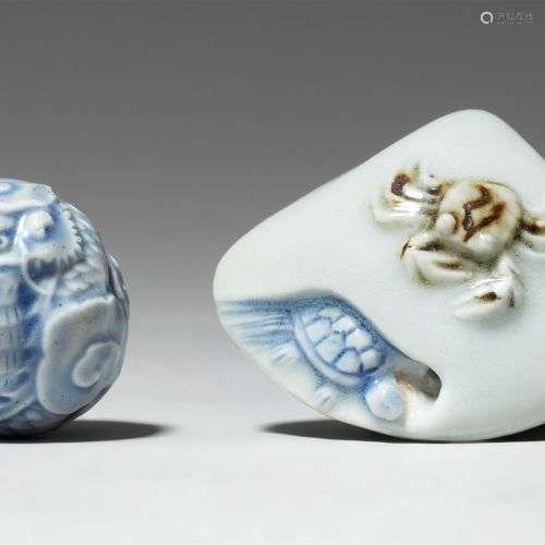 Deux netsuke. Porcelaine. Hirado. 19ème siècle. (a) Rond, lé...