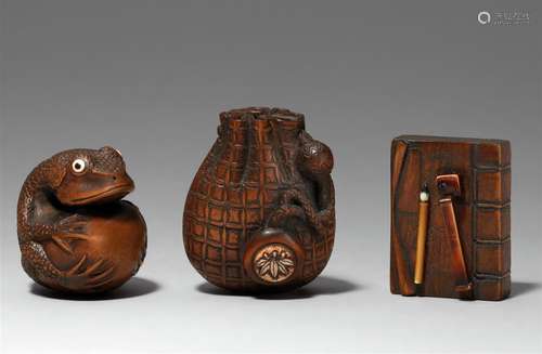 Trois netsuke. Le bois. 20e s. a) Reptile au ventre épais. b...