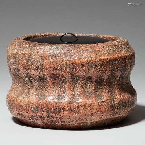 Vase d'eau (mizusashi). Articles en raku. 19ème siècle. De f...