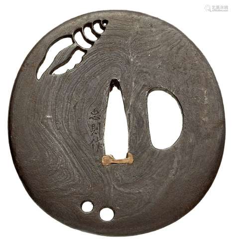 Deux tsuba. Le fer. Période Edo Toutes deux ovales, la plaqu...