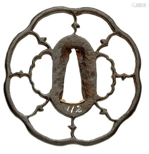 Deux tsuba. Le fer. Période Edo a) En forme de fleur (hachi ...