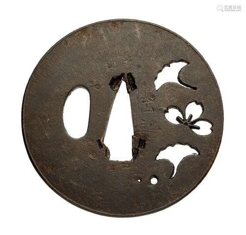 Trois sukashi-tsuba. Le fer. Période Edo, XVIIe siècle. Tout...