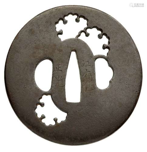 Deux tsuba. Le fer. Période Edo, 18e/19e siècle. Tous deux s...