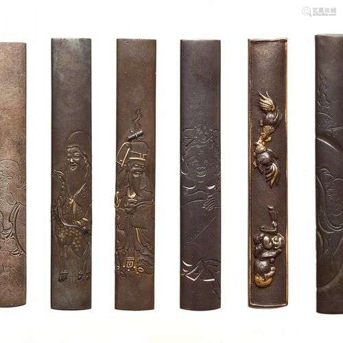 Six kozuka. 18e/19e siècle. Shibuichi. a) Hotei endormi, sig...