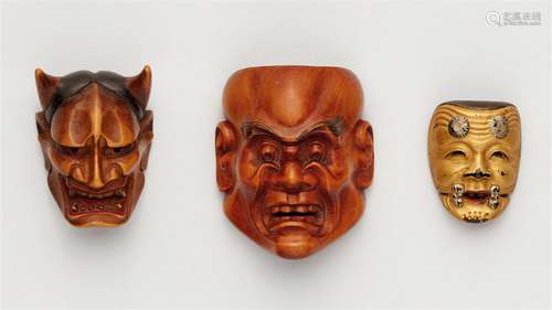 Trois masques netsuke. 19ème siècle. Tous en bois. a) Hannya...