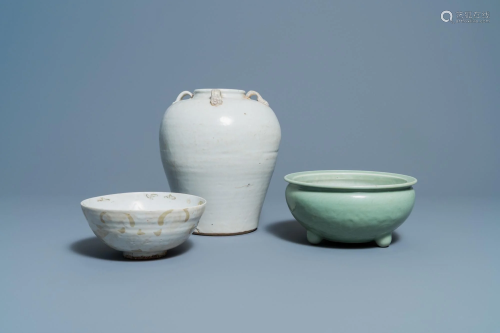 A Chinese Swatow jar, a bowl and a celadon-glazed