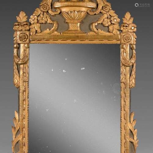 Miroir à fronton en bois doré et laqué, sculpté à décor de r...