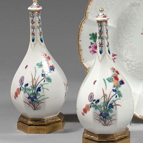 Paire de vases et leurs couvercles en porcelaine dans le sty...