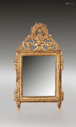 Petit miroir à fronton ajouré de rinceaux ; (accidents et re...