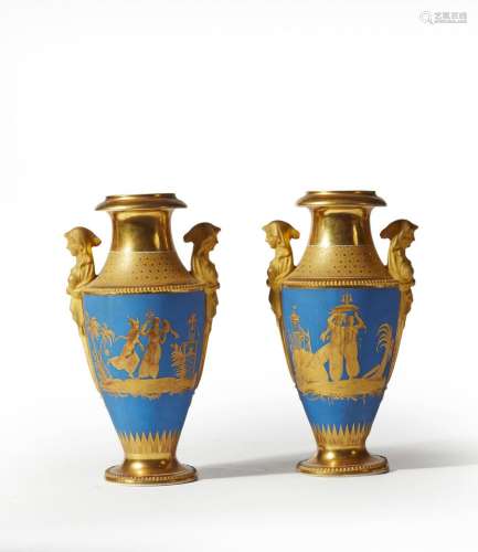 PARIS Paire de vases de forme ovoïde munis d'anses figurant ...