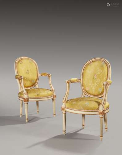 Paire de fauteuils en bois peint et doré à dossier médaillon...