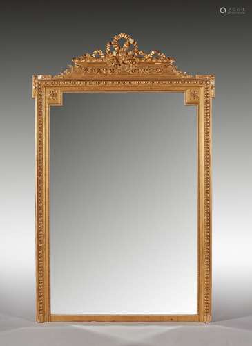 Grand miroir en bois doré, le fronton à décor de noeuds de r...