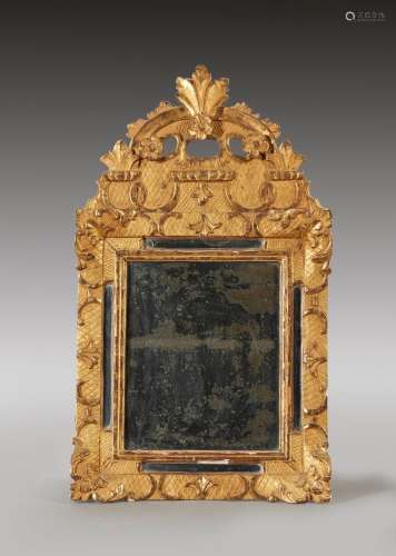 Miroir en bois doré, la cadre à parecloses et le fronton à d...